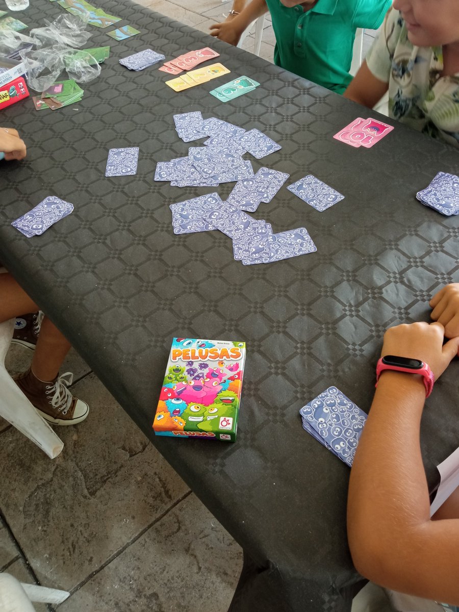 ludussylvestris's tweet photo. Ayer tuve el gustazo de colaborar en el Encuentro de Juegos de Mesa de Seseña mostrando #Pelusas #SushiBar #CazaManzanas y #ComboUp de @Mercurio_Juegos Por momentos las carcajadas reunían a gente alrededor de nuestra mesa. Buena señal https://t.co/5H9xjAwopD