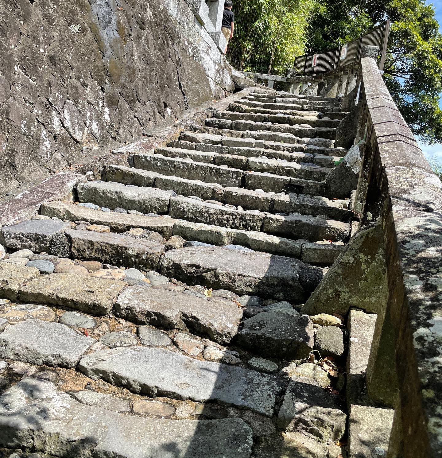 2 pic. 動画撮影失敗してましたので写真ですが石段をご覧ください。 https://t.co/qaSrFxruM4