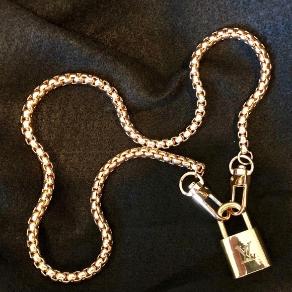 YoGyrlEVITA's tweet photo. So good I had to share! Check out all the items I'm loving on @Poshmarkapp #poshmark #fashion #style #shopmycloset #madewell #athleta #louisvuitton: https://t.co/CFO28s5I0W https://t.co/amcFpr7Syh