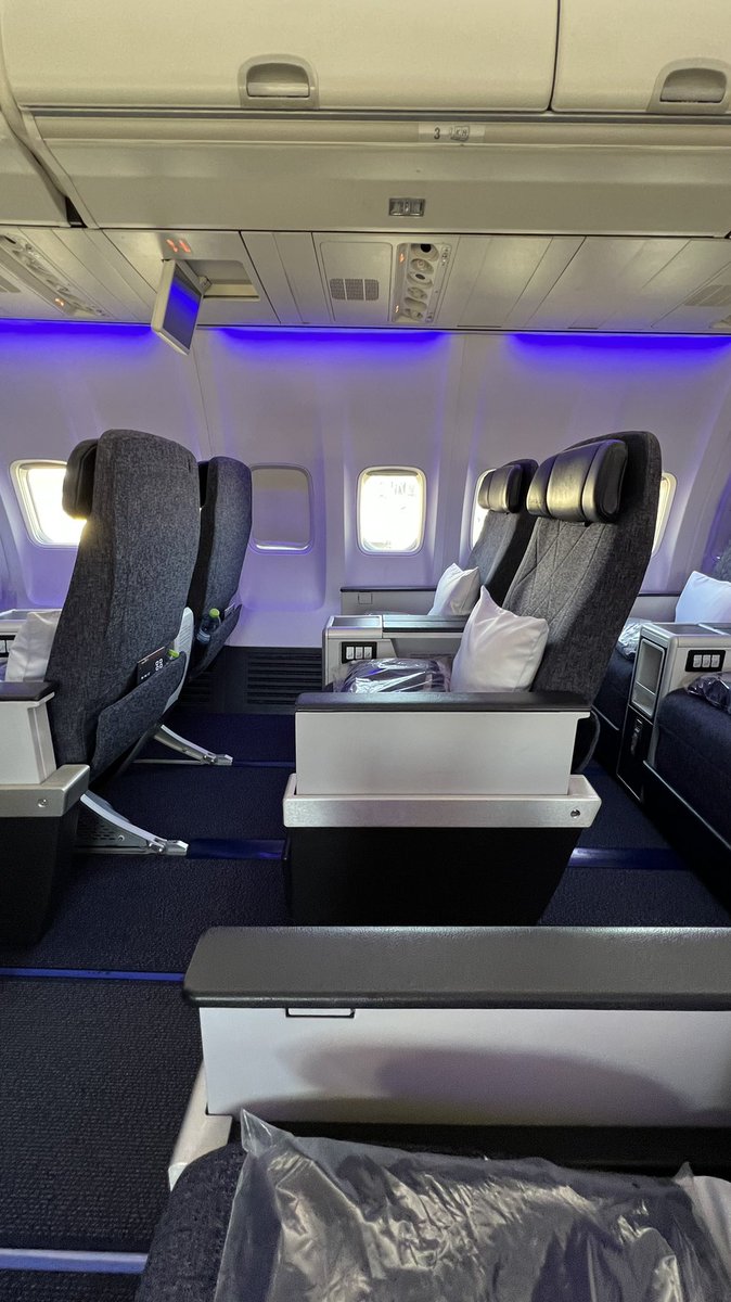 Lekswiss's tweet photo. El Al 737 biz is nice for 4 hours flight #elal #bizclass #737 https://t.co/zFGrsYVMTT