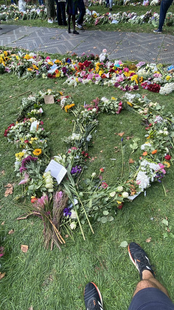 simonghill's tweet photo. Many moving #tributes amongst the #flowers in #greenpark. #QueenElizabeth was a #rock in a sea of #change.  #RestInPeace #LongLiveTheKing #monarchy #london https://t.co/8o5PFpLmMN