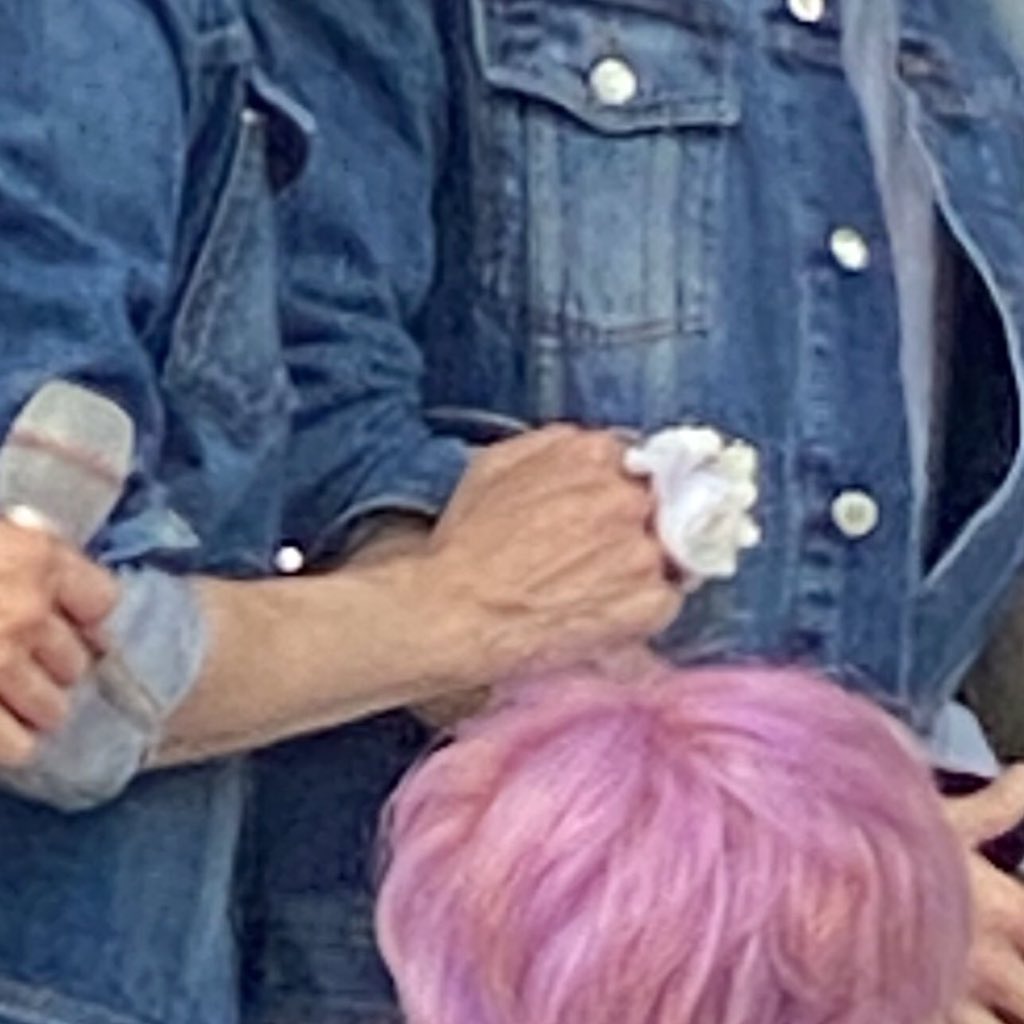 the hand..

credits: @/biscottex