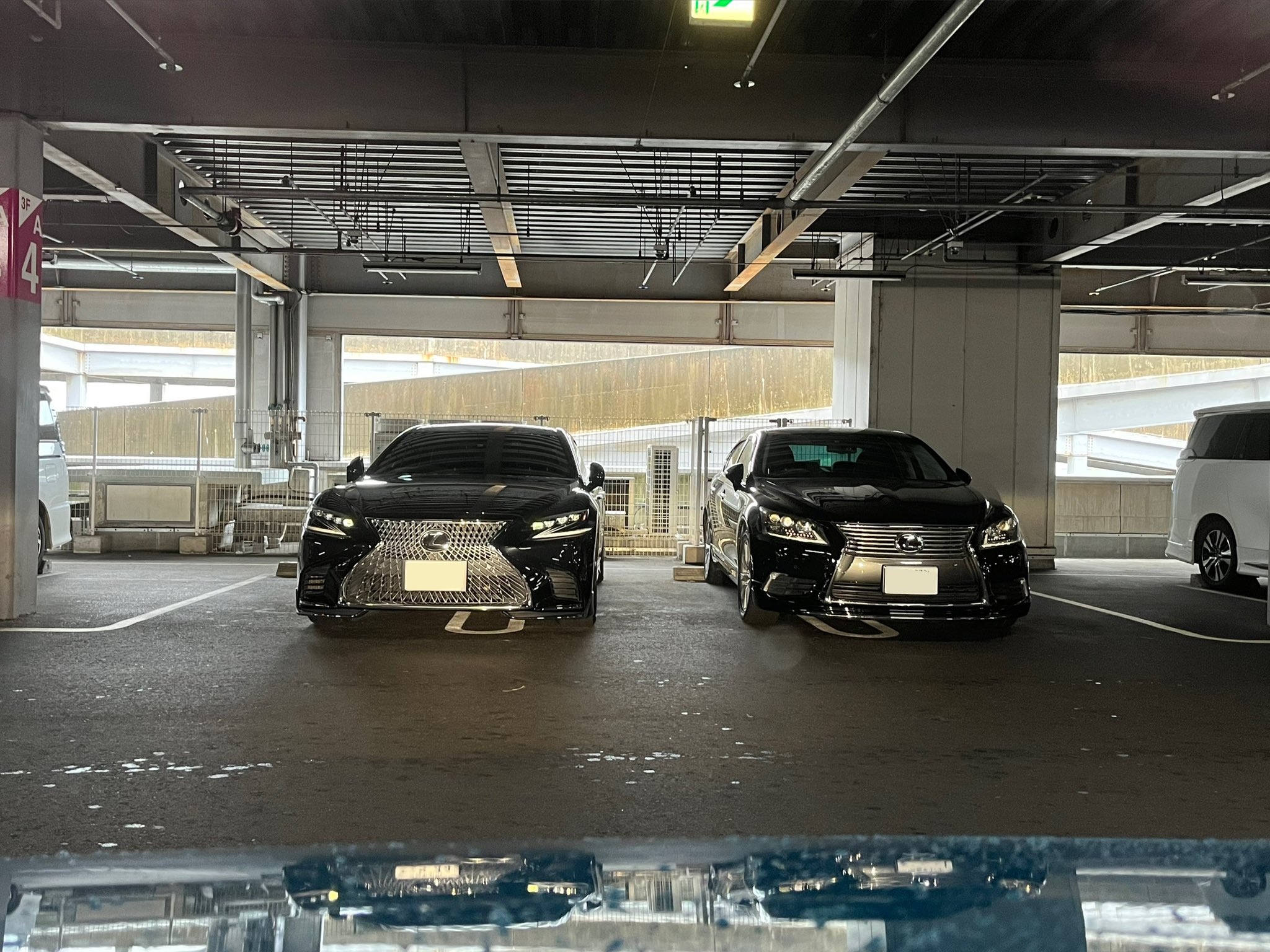 台風の為24時間解放されている立体駐車場に車を避難させにいくと 満車で沢山の車が場所を探している中 3台 分の場所を使って2台停めている車がいた 良い車に乗ってるのだから人のことを考えることができる余裕のある大人になって欲しいです 先生より 台風の為24時間解放されている立体駐車場に車を避難させにいくと 満車で沢山の車が場所を探している中 3台 分の場所を使って2台停めている車がいた 良い車に乗ってるのだから人のことを考えることができる余裕のある大人になって欲しいです 先生より