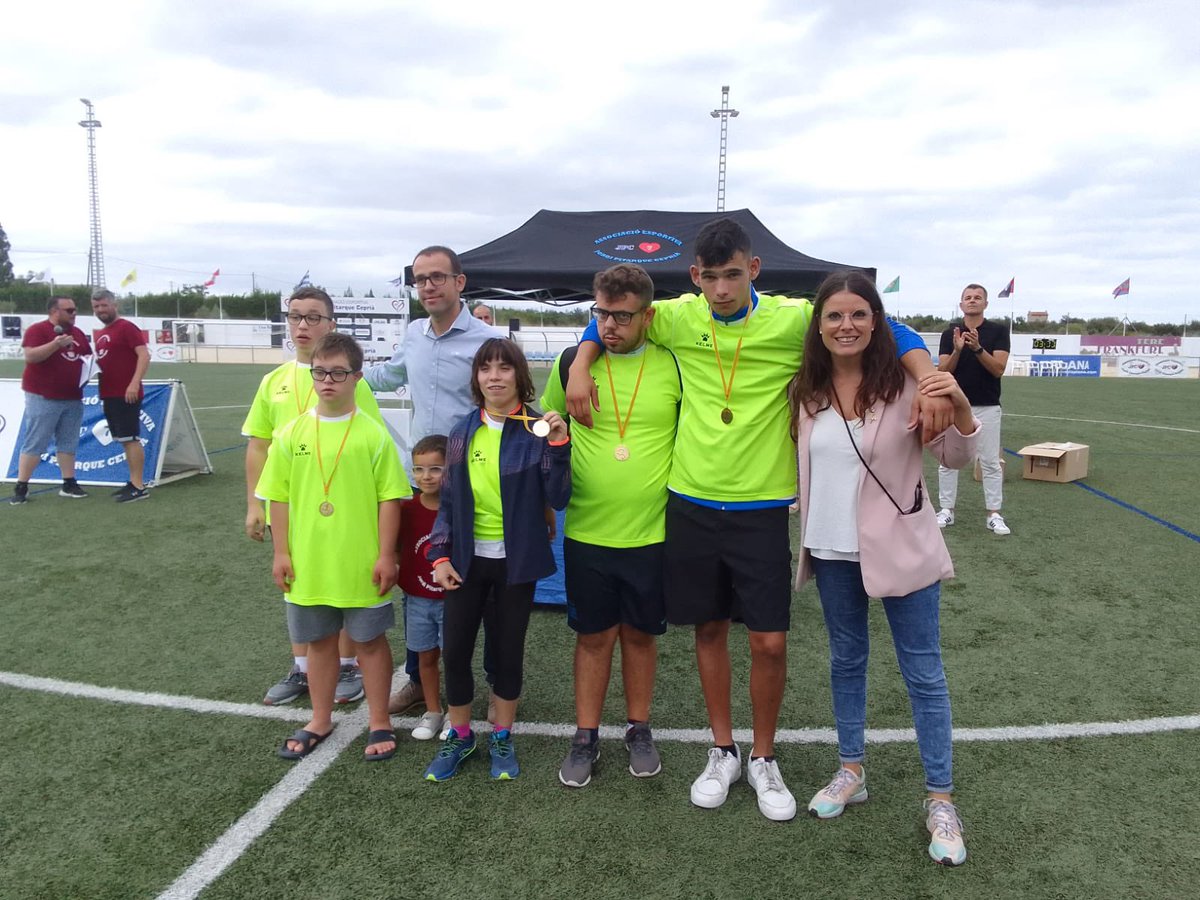 mncsls's tweet photo. Un any més, al lliurament de trofeus del X Torneig Jordi Pitaque Ceprià (@AEJordiPitarque), que des d'avui també dona nom a les instal·lacions esportives de l'Ampolla. Els valors del futbol, també amb equips Genuine, i la solidaritat per recordar un Jordi etern. Enhorabona! #JPC7 https://t.co/HriV0bkCWe