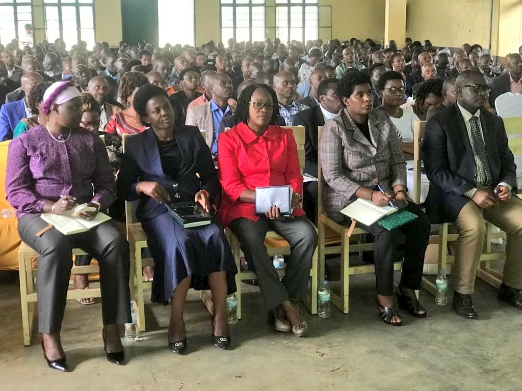 RwandaWest's tweet photo. Kuri iki cyumweru habaye amahugurwa y'umunsi umwe ku miyoborere iboneye y'ibigo by'amashuri n'uruhare rw'umuyobozi w'ikigo mu gukemura ibibazo bibangamiye umuryango nyarwanda. Ni amahugurwa yitabiriwe n'abayobozi b'ibigo by'amashuri ya Leta n'afashwa na Leta. https://t.co/XK6ArsQcXZ
