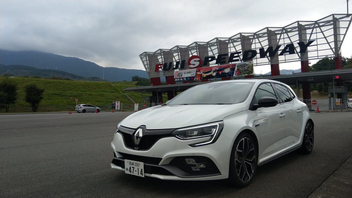 renault_okazaki's tweet photo. 【明日も営業】
台風ですが明日はショールームのみ営業ですよ。火曜日は休みです。今の所は星が見える天気ですが、状況次第では早く閉めるかも。
ルーテシア、キャプチャー値上げ前にGETできるのは後10日程。お早めにご相談下さいませ。
写真は4年前のETCC参加時のもの。ガソリン燃焼楽しいですよね！ https://t.co/0UgK2VNyHx