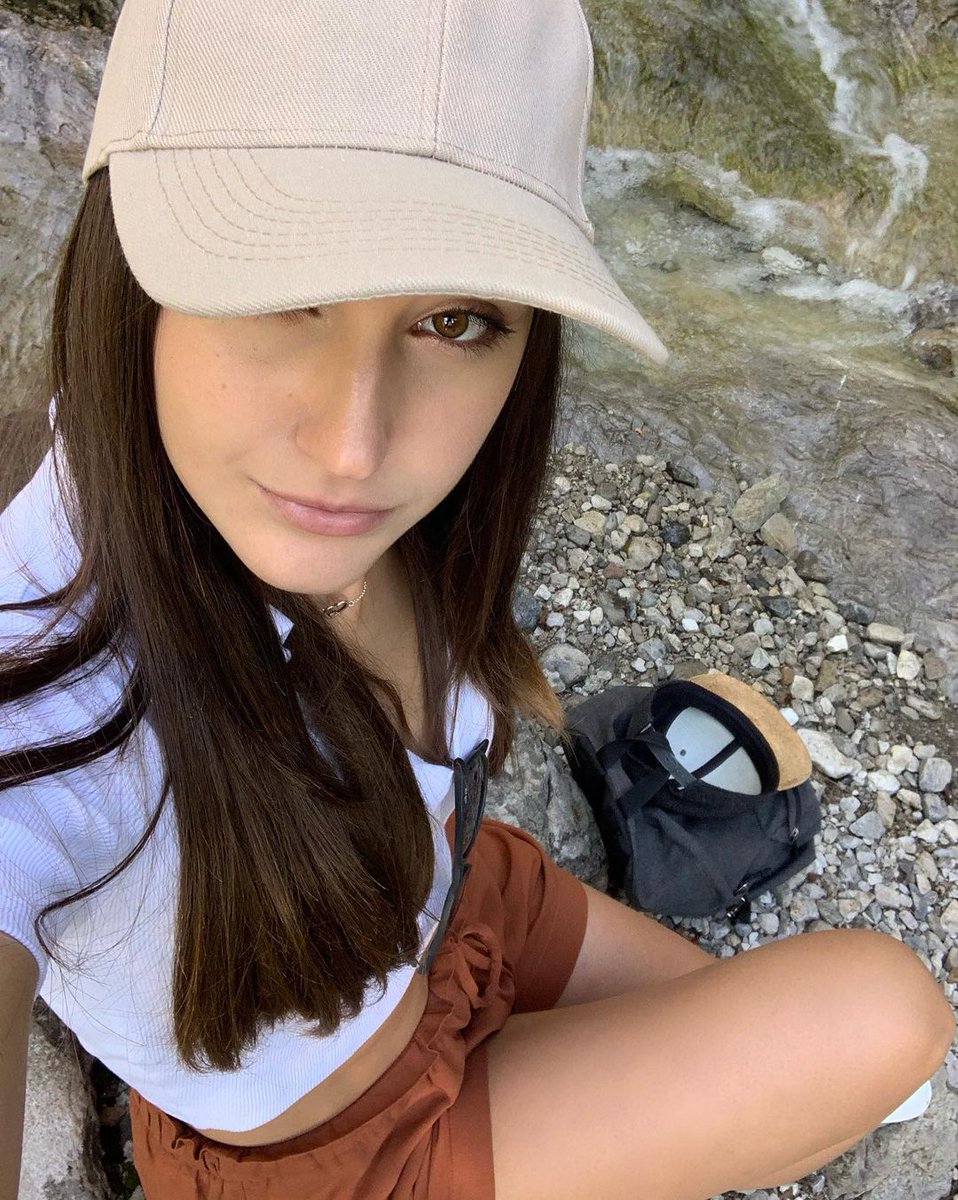 LauraBridge17's tweet photo. 🎒 https://t.co/DJPcja3vdH