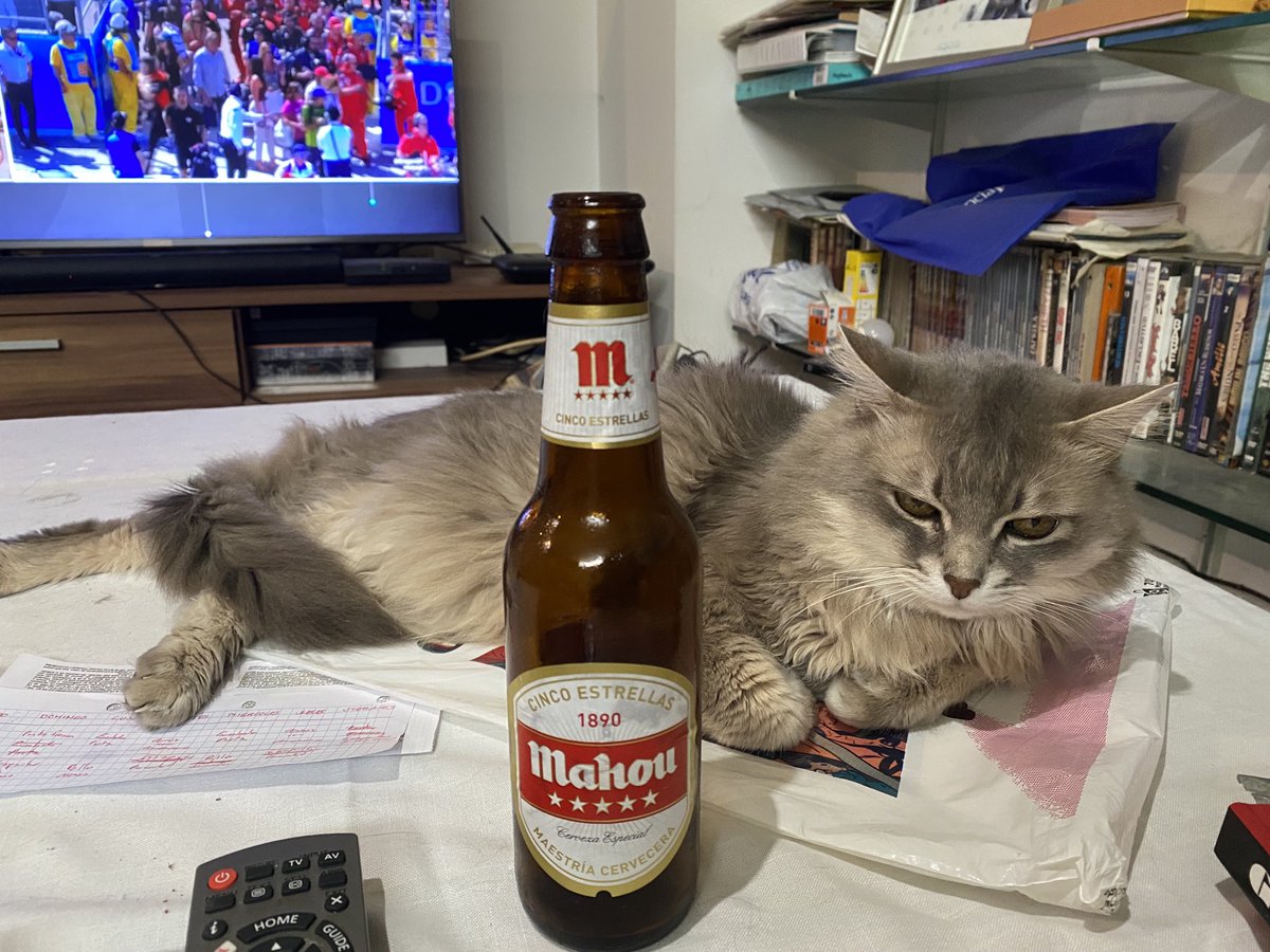 loretoochando's tweet photo. Aquí #Rouco tomando su aperitivo dominguero 😂😂😂 https://t.co/fNKFwgD2bH