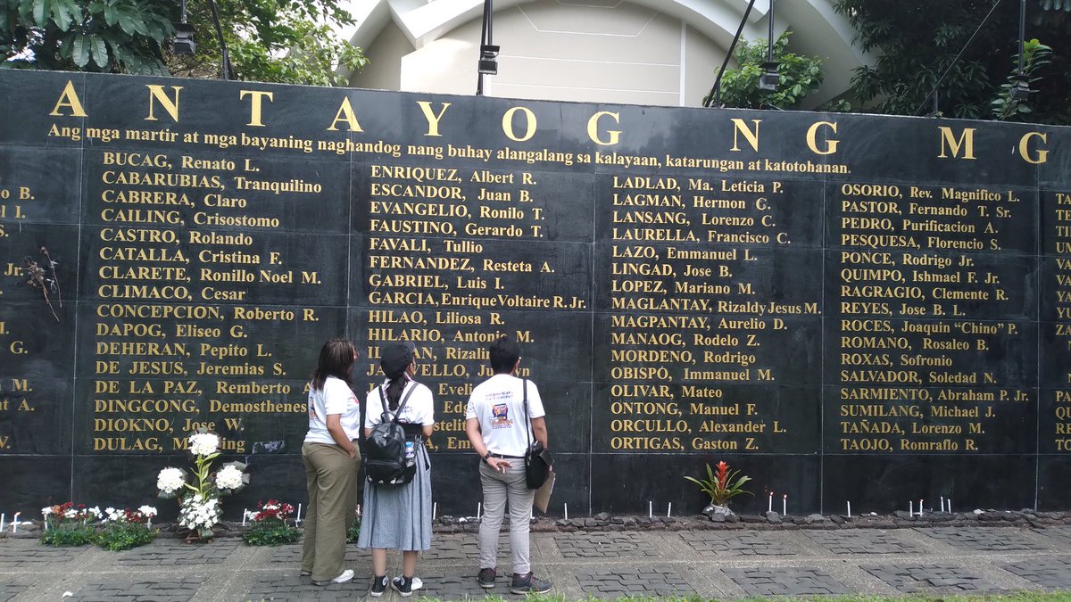 riajose's tweet photo. 4th Stop: Participants join a guided tour and a treasure hunt game at Batayog ng mga Bayani. They end the visit by lighting candles for Martial Law heroes & martyrs. ๐ต๐ญ
About Bantayog: https://t.co/a390qXZcWG
#ML50 #MLRoadtrip #MLBadTrip https://t.co/crWfUWytPS