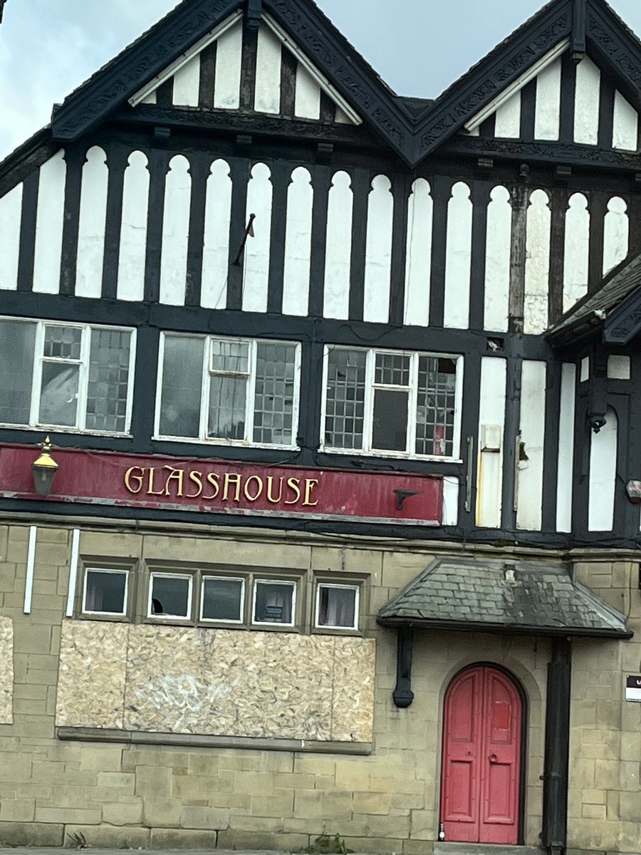 MrsDarthFuzz's tweet photo. Just leaving Liverpool after dropping @miss_fuzz2 off at Uni. I saw this and it made me laugh. #Glasshouse #BoardedUp https://t.co/Yq4gzPEIBy