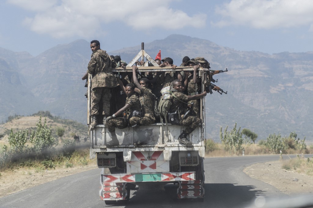 arabnews's tweet photo. #Eritrea is mobilizing its armed forces and appears to be sending them to #Ethiopia to aid in war in the #Tigray region, according to activists and international authorities https://t.co/umZhNUMYDs https://t.co/VDlNuDXFBg