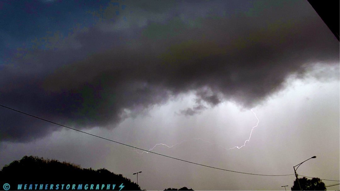 Johnted_113's tweet photo. The roaring sky with lightning just before the big amount of medium to large hail today!👏🏻
.
@BOM_Vic @VicStormChasers @vicwx @JakeSmethurst3 @The_FishmanAU #ShelfCloud #Lightning #storm #StormHour #Hailcore #Melbournesky #melbourneweather #melbweather #melbournestorm #Melbourne https://t.co/nmsI2eHoSL