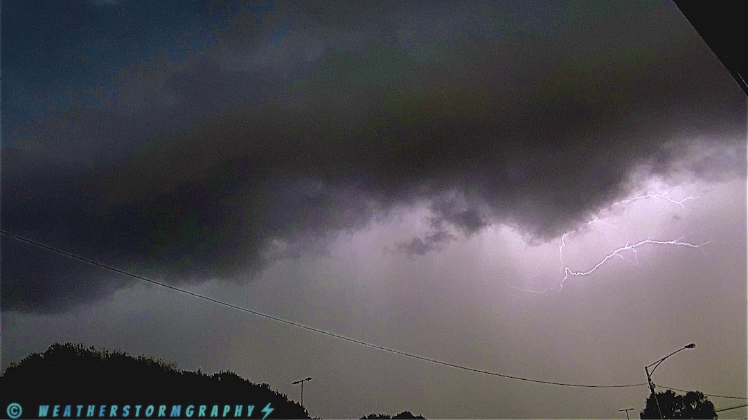 Johnted_113's tweet photo. The roaring sky with lightning just before the big amount of medium to large hail today!👏🏻
.
@BOM_Vic @VicStormChasers @vicwx @JakeSmethurst3 @The_FishmanAU #ShelfCloud #Lightning #storm #StormHour #Hailcore #Melbournesky #melbourneweather #melbweather #melbournestorm #Melbourne https://t.co/nmsI2eHoSL