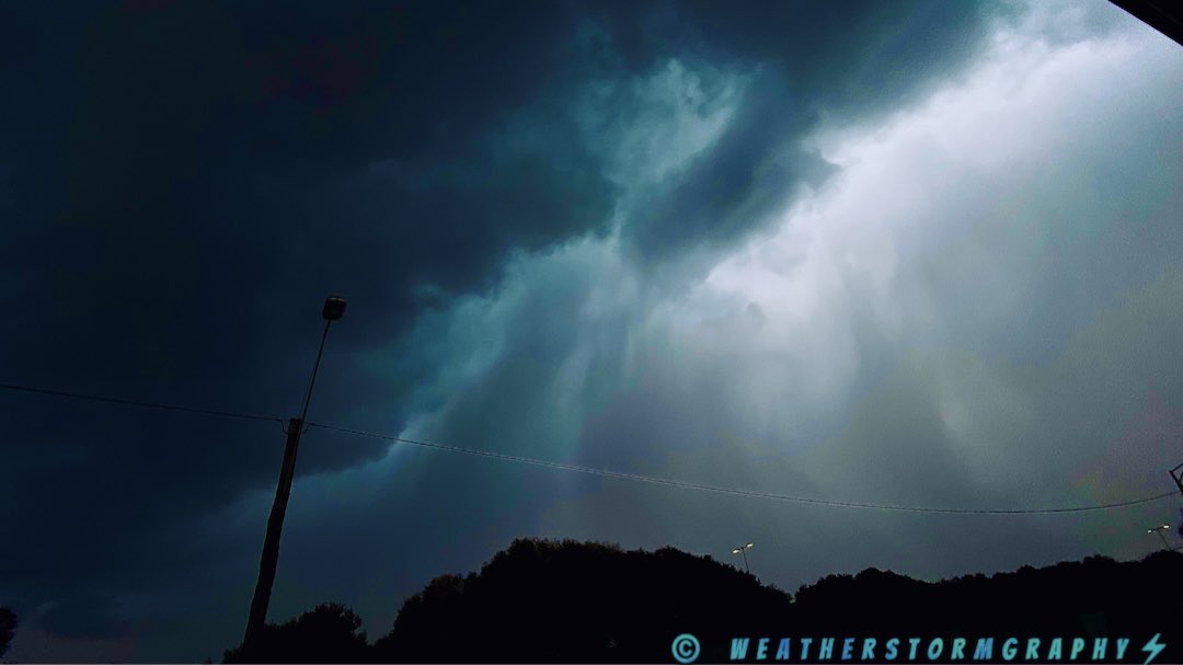 Johnted_113's tweet photo. The roaring sky with lightning just before the big amount of medium to large hail today!👏🏻
.
@BOM_Vic @VicStormChasers @vicwx @JakeSmethurst3 @The_FishmanAU #ShelfCloud #Lightning #storm #StormHour #Hailcore #Melbournesky #melbourneweather #melbweather #melbournestorm #Melbourne https://t.co/nmsI2eHoSL