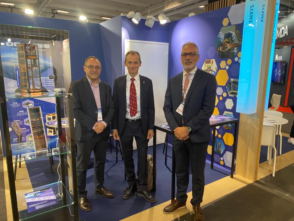 emxys's tweet photo. Very proud to have been visited by @astro_duque at our #IAC2022 stand https://t.co/buX32gO28n