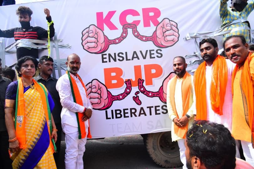 SwadeshiAneesh's tweet photo. Pic of the day from Praja Sangrama Yatra - Phase 4 
@bandisanjay_bjp @BJP4Telangana @pm_saiprasad 
#PrajaSangramaYatra4 #HyderabadLiberationDay https://t.co/YG4bWyBwQs