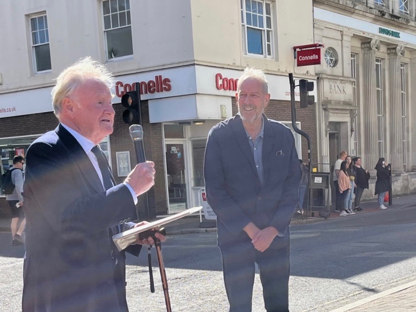 #BluePlaquesStAlbans Lovely occasion yesterday - a plaque dedicated to architect Percival Blow was 'unveiled' at 1 Victoria Street (Skipton Building Soc) by his grandson Christopher Blow. Chris is pictured below w Tim Boatswain, Pres of BPSA #Architecture #BluePlaques