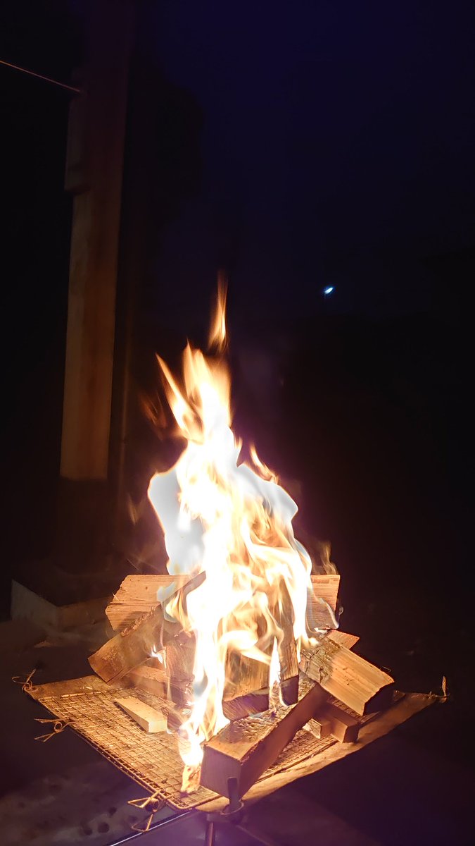 washooi9's tweet photo. 今日の #焚き火 は家族で #BBQ をしながら片手間で。

降り出した雨を見ながら、雨音を聞きながらのBBQも良し。

今回、庭で鍋焼きチャンポン麺を作ろう！だったけんど、子供ら満腹で次回に持ち越し。残念。

#庭ウトドア
#庭チャンポン
#8CDM #八戸シティーデスメタル
#8CHC #八戸シティーハードコア https://t.co/L43QAlQbMP