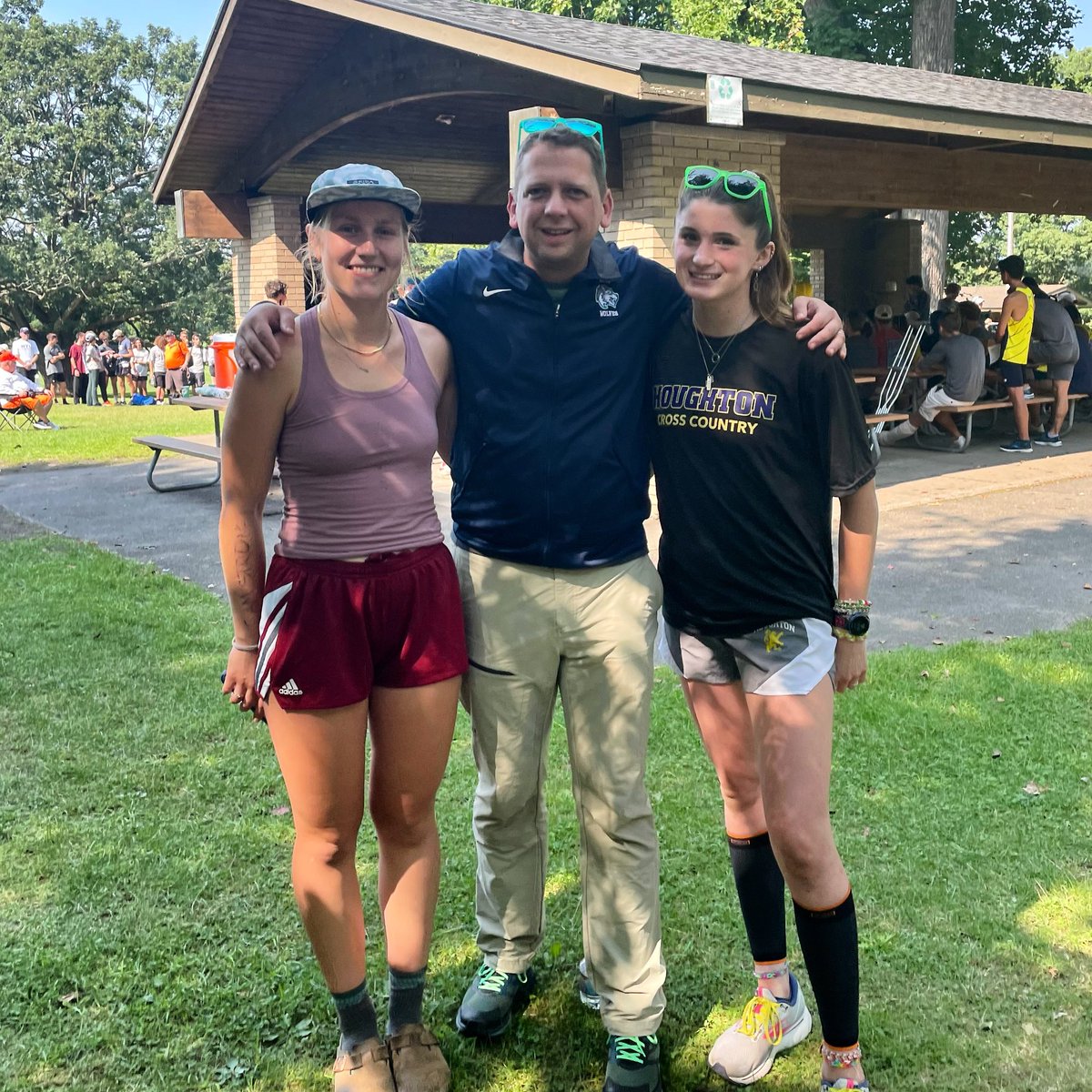 dbdeck's tweet photo. HAC XC alums reunion! 🐺 ❤️ #legends #oberlin #houghton #yellowjacketinvitational https://t.co/C1xjpoStzc