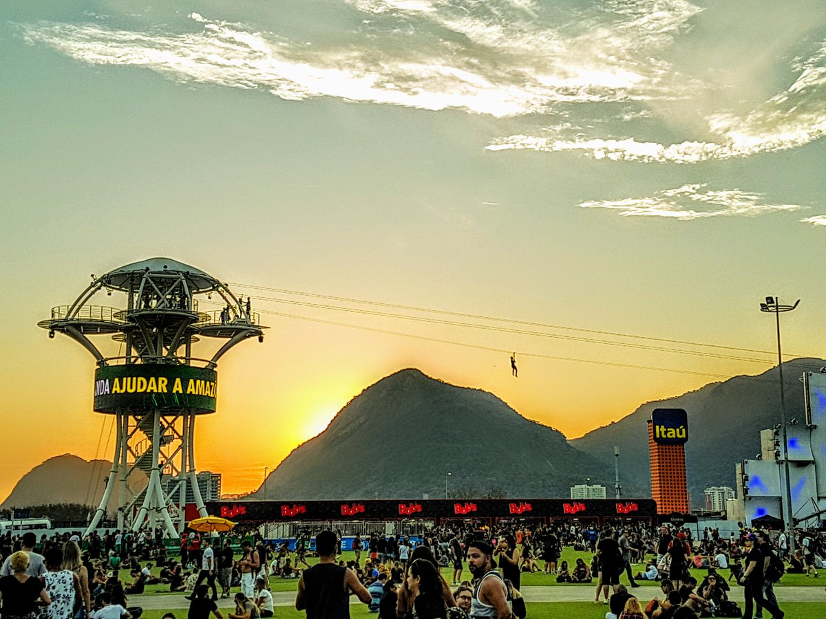 flyboybrasil's tweet photo. Pôr do Sol no Rock in Rio 23/09/17 #festival #diaderock #metal https://t.co/yrKusSkget