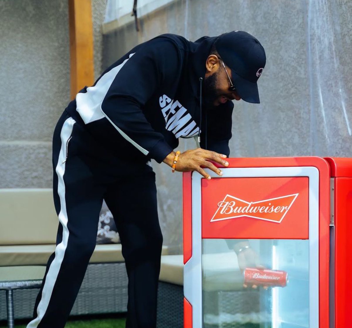 BadhumanDesigns's tweet photo. A capped @ebuka
Minding his business and enjoying a cold can of #Budweiser
#bhd #badhumanbehaviour
#MYB #BBNaija https://t.co/iBoGoM9TMi