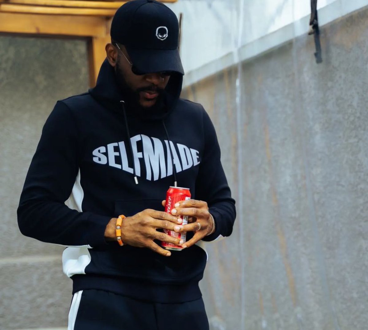 BadhumanDesigns's tweet photo. A capped @ebuka
Minding his business and enjoying a cold can of #Budweiser
#bhd #badhumanbehaviour
#MYB #BBNaija https://t.co/iBoGoM9TMi