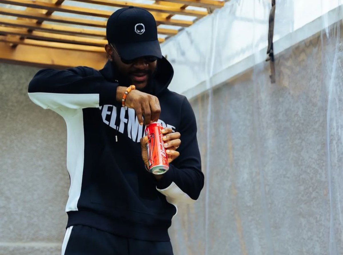 BadhumanDesigns's tweet photo. A capped @ebuka
Minding his business and enjoying a cold can of #Budweiser
#bhd #badhumanbehaviour
#MYB #BBNaija https://t.co/iBoGoM9TMi