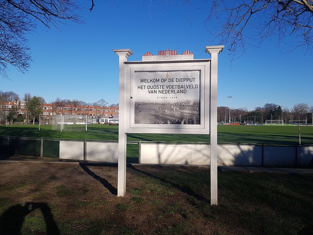De opening van de Wageningse Berg was op 15 juni 1899. <a href="/HVVTubantia/">HVV Tubantia ⚽</a> speelt al sinds 9 oktober 1898 onafgebroken op het terrein op Landgoed Clingendaal. Daarover schrijf ik op sportgeschiedenis.nl/sporten/voetba… 
2/