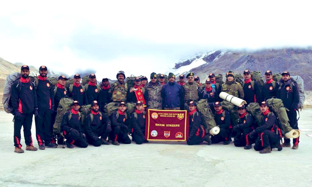 trishakticorps's tweet photo. #EasternCommandTransTheatreAdventureActivities

GOC #TrishaktiCorps flags off #Trekking expedition in North East #Sikkim. #TrishaktiWarriors along with 5 civilian participants will trek 160 Kms across 4 Passes and 4 pristine Valleys in 14 days.

@adgpi 
@easterncomd https://t.co/Sv3DJLPH2W