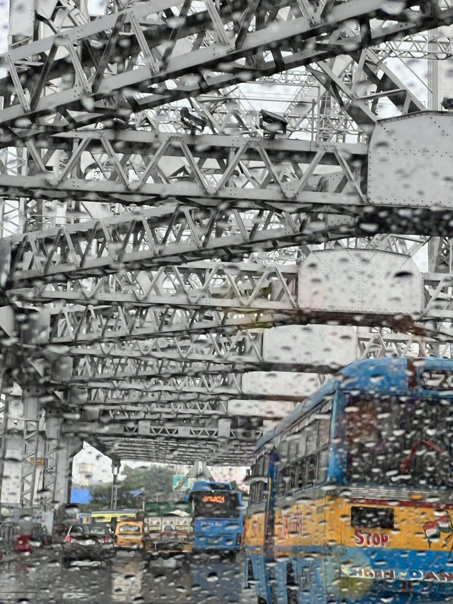 howrahbridge's tweet photo. Still love the rain. #howrahbridge #Kolkata https://t.co/3V8xua0i0F