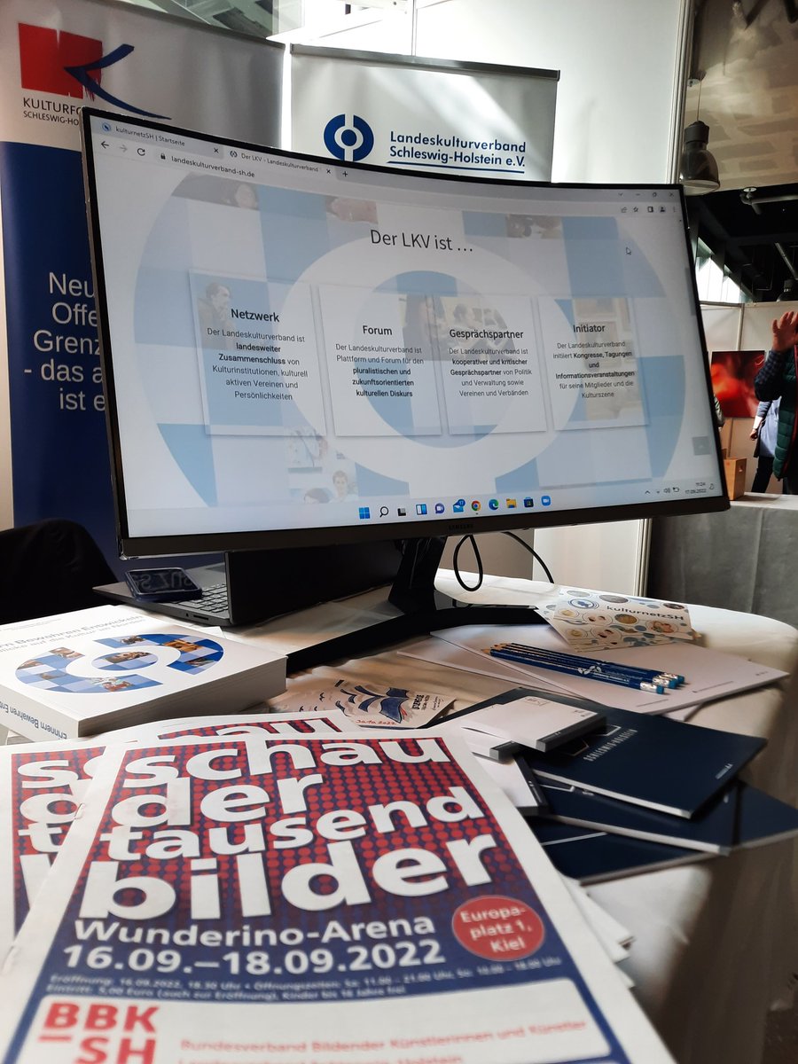 Ihr seid spontan und habt heute noch nichts vor? Dann kommt zur Schau der tausend Bilder des BBK SH in Kiel. Bis 18 Uhr könnt ihr noch den Landeskulturverband und unser KulturnetzSH kennenlernen.
Wir freuen uns auf euch!
