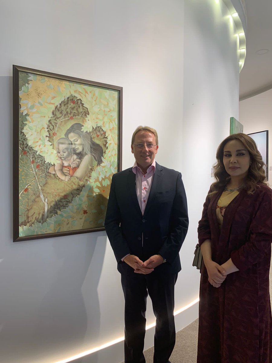 لوحتي الفنية في معرض أكنان مع سعادة السفير الفرنسي