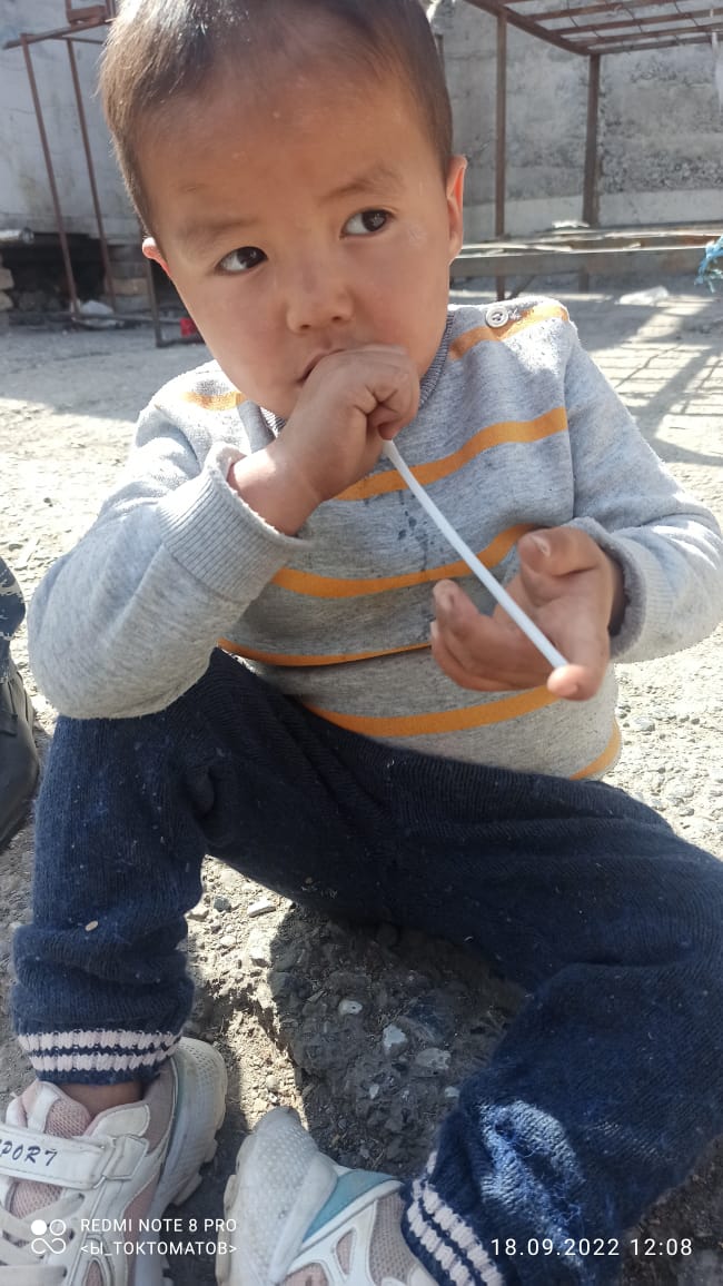 ForBatken's tweet photo. This baby boy is looking for his parents. This is not how childhood should be like. 

#StandForKyrgyzstan 
#KyrgyzstanUnderAttack https://t.co/tEyrBeAlX6