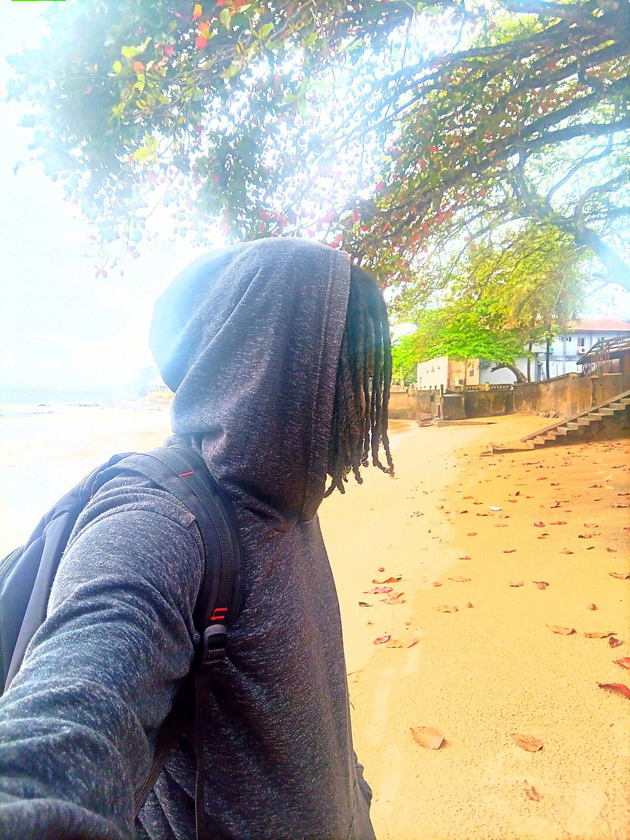 EsaoBEWEKEDI's tweet photo. Il est creize heures! C'est l'heure de la prière 😅🙏. locs by @goodlocs1 #TeamNappy #LocsNation https://t.co/8beHBGTNNH
