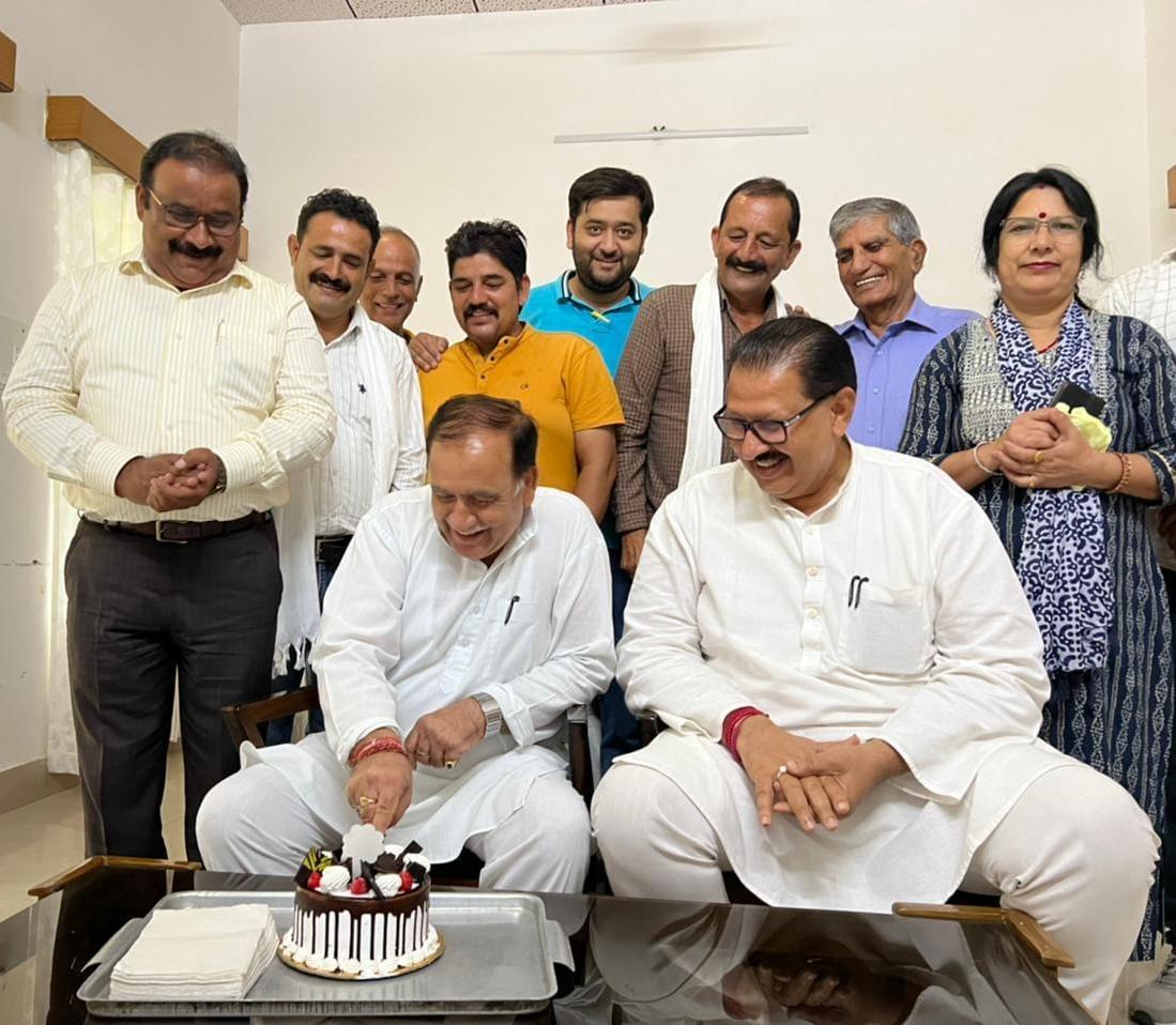 SanjaySDutt's tweet photo. Met @INCHimachal Sr. Leader &amp; Ex MLA #KuldeepPathania, Block #Congress Chief Ram Singh Chambiyal &amp; Leaders of #Bhattiyat Assembly constituency at #Chowari &amp; reviewed organisational preparations for ensuing elections.

Also greeted Kuldeep Bhai &amp; celebrated his birthday. @KP_1957 https://t.co/fU4zkRUnsN