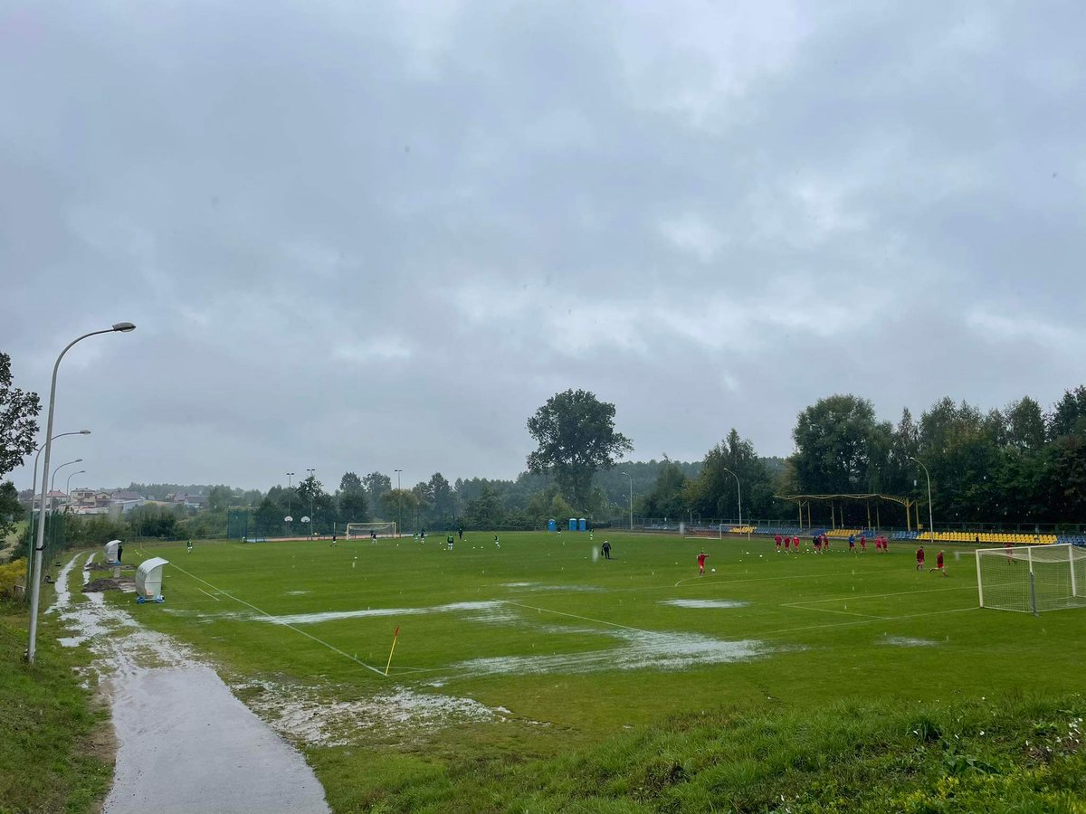PaderewskiBart's tweet photo. Warunki były takie same dla obu drużyn ale to sienniczanie zgarniają 3 pkt. Fenix - Jastrząb 2:1 Jaworski oraz Świerżewski. Lider pokonany. #LOSiedlce #nizszeligi https://t.co/EKnmQNzZVl