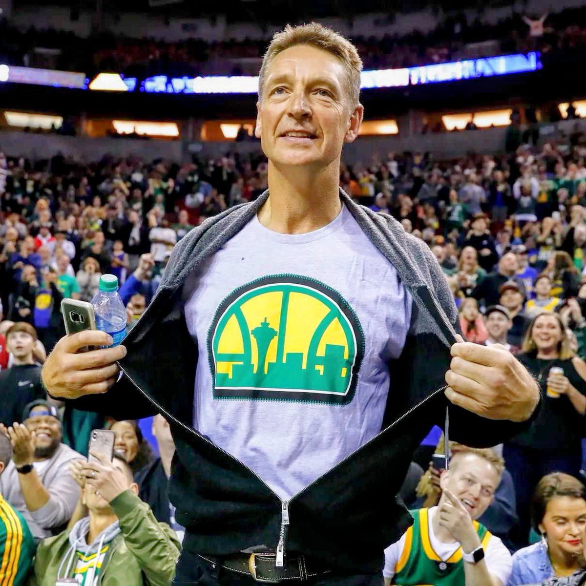SeattleSonics's tweet photo. Then &amp; Now: @Dschrempf Edition 💚💛 https://t.co/1C2qmQ7LJn