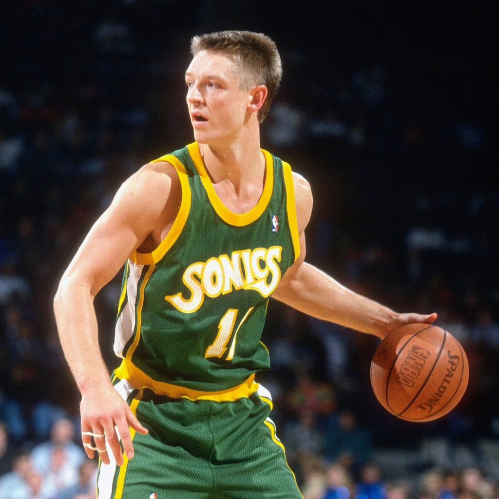 SeattleSonics's tweet photo. Then &amp; Now: @Dschrempf Edition 💚💛 https://t.co/1C2qmQ7LJn
