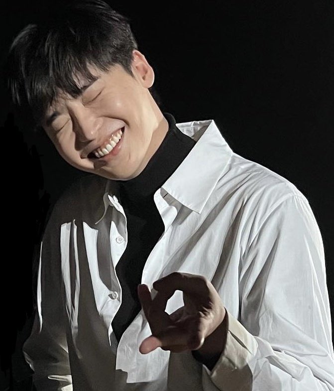 leejongsukfiles's tweet image. cutest lee jong suk doing gyaru peace 🥺