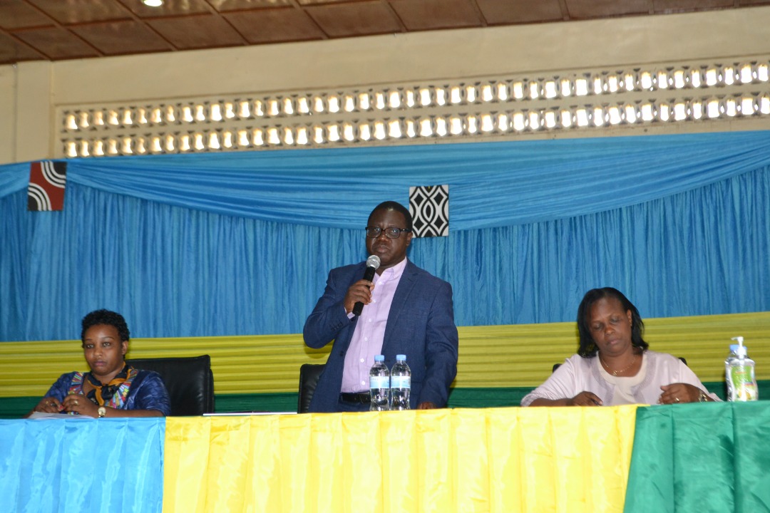 RwandaWest's tweet photo. Kuri iki cyumweru habaye amahugurwa y'umunsi umwe ku miyoborere iboneye y'ibigo by'amashuri n'uruhare rw'umuyobozi w'ikigo mu gukemura ibibazo bibangamiye umuryango nyarwanda. Ni amahugurwa yitabiriwe n'abayobozi b'ibigo by'amashuri ya Leta n'afashwa na Leta. https://t.co/XK6ArsQcXZ