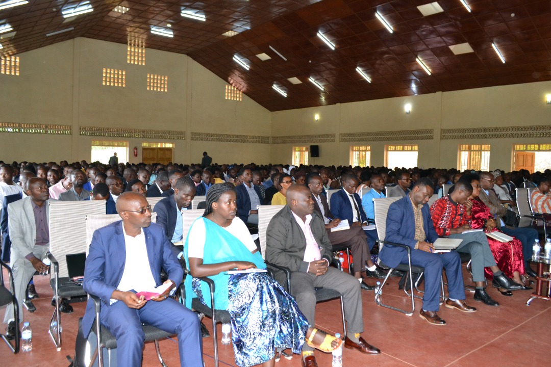 RwandaWest's tweet photo. Kuri iki cyumweru habaye amahugurwa y'umunsi umwe ku miyoborere iboneye y'ibigo by'amashuri n'uruhare rw'umuyobozi w'ikigo mu gukemura ibibazo bibangamiye umuryango nyarwanda. Ni amahugurwa yitabiriwe n'abayobozi b'ibigo by'amashuri ya Leta n'afashwa na Leta. https://t.co/XK6ArsQcXZ