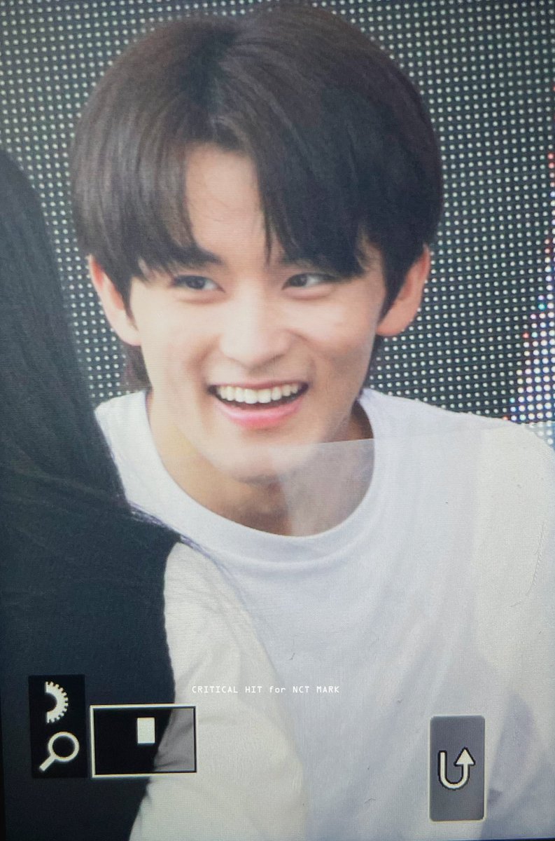 criticalhit0802's tweet photo. 220918 #NCT #NCT127 #MARK #마크 다정한 애기.. 잘 안들려서인지 진짜 거의 대부분의 팬싸하신 분 일어나서 눈마주치고 들어줌 ㅜ https://t.co/8mYUE9Ziib