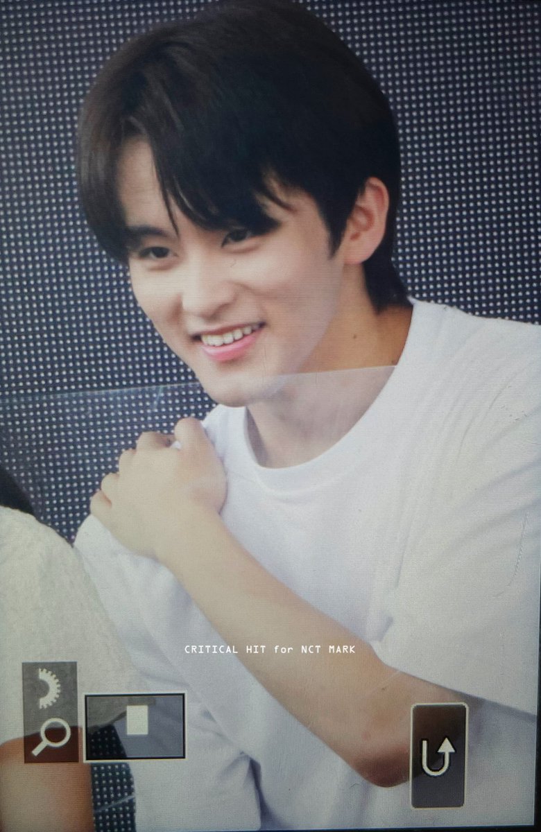 criticalhit0802's tweet photo. 220918 #NCT #NCT127 #MARK #마크 다정한 애기.. 잘 안들려서인지 진짜 거의 대부분의 팬싸하신 분 일어나서 눈마주치고 들어줌 ㅜ https://t.co/8mYUE9Ziib