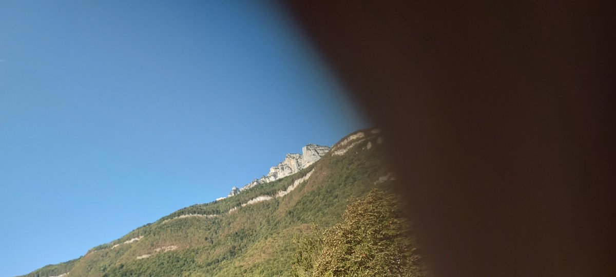 galoumasterchef's tweet photo. @SFR Une magnifique montagne avec mon doigt 🤣🤣🤣 https://t.co/UF55bc67Do