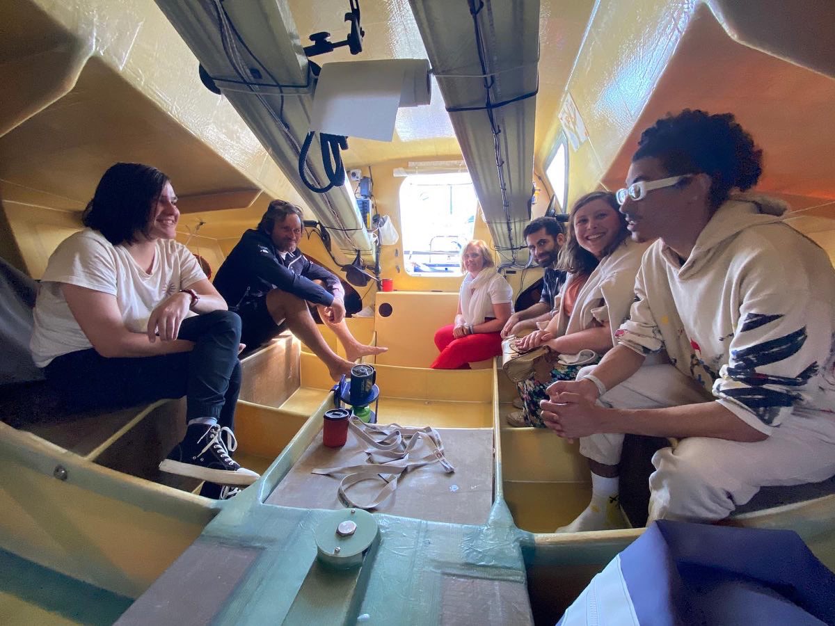 Sous le soleil de Saint-Malo 🌞 nous avons eu la chance d’aller à la rencontre d’@antoinecarpentier_sailing 
Un superbe accueil 💙 Pour l’occasion, Le Refuge Grand Est était parmi nous ! On a déjà hâte de suivre les aventures du Class40 Redman !#LaMalouine #LeRefuge