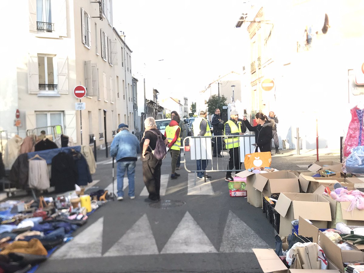 SamuelAmelior's tweet photo. #videgrenier #buttesamorel #montreuil #gestiondesinvendus #porteàporte #recuperation #valorisation #collecteselective #reemploisolidaire #assoamelior #biffins #estensemble #zerodechet #ess #recyclagepopulaire #economiepopulaire #inclusionsociale #reconnaissanceprofessionnelle https://t.co/9bNj131YnY