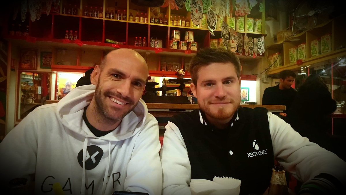 Zirka_ZT's tweet photo. Les années passent et se ressemblent. 💚 Bon anniversaire mon frère, mon ami, mon témoin, mon crush @Hoversmash 🎂🥳  #Hoversmash #HoverBday #Hoverlover https://t.co/X33Pdeswst