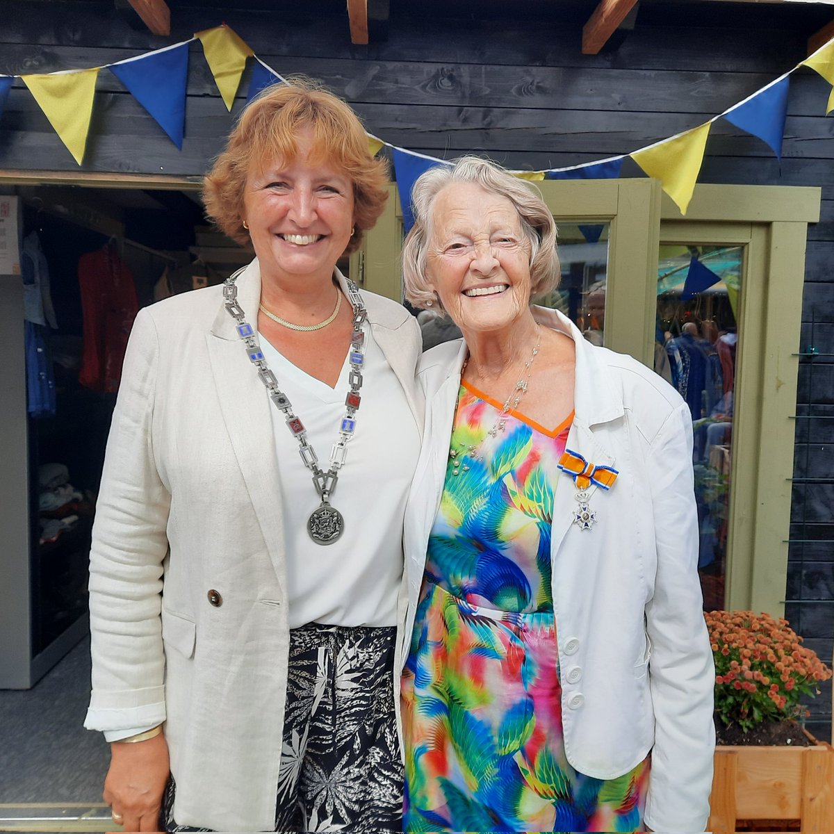 Onze Annie ontvangt lintje voor haar vrijwilligerswerk bij Pluspunt uit handen van haar eigen burgemeester, Liesbeth Spies!