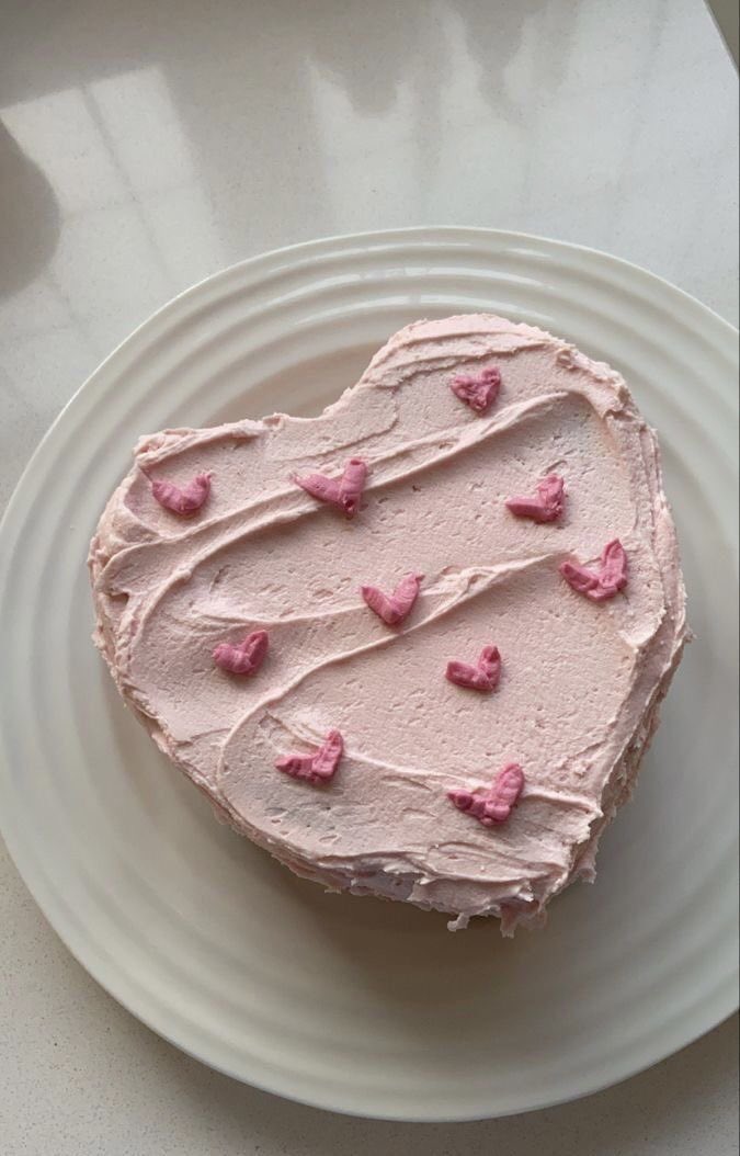 SelectOutfit's tweet photo. heart shaped cake https://t.co/aIM6xlmBex