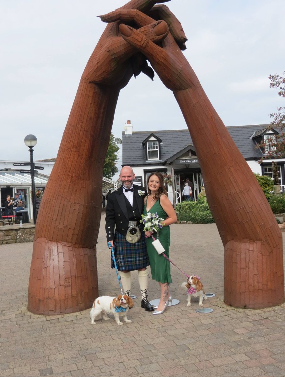 3 years ago today my pawparents got married 🥰 ofcourse Me and Honey were there to take make the wedding pictures complete 🥰🥰 #cavpack #gretnagreen